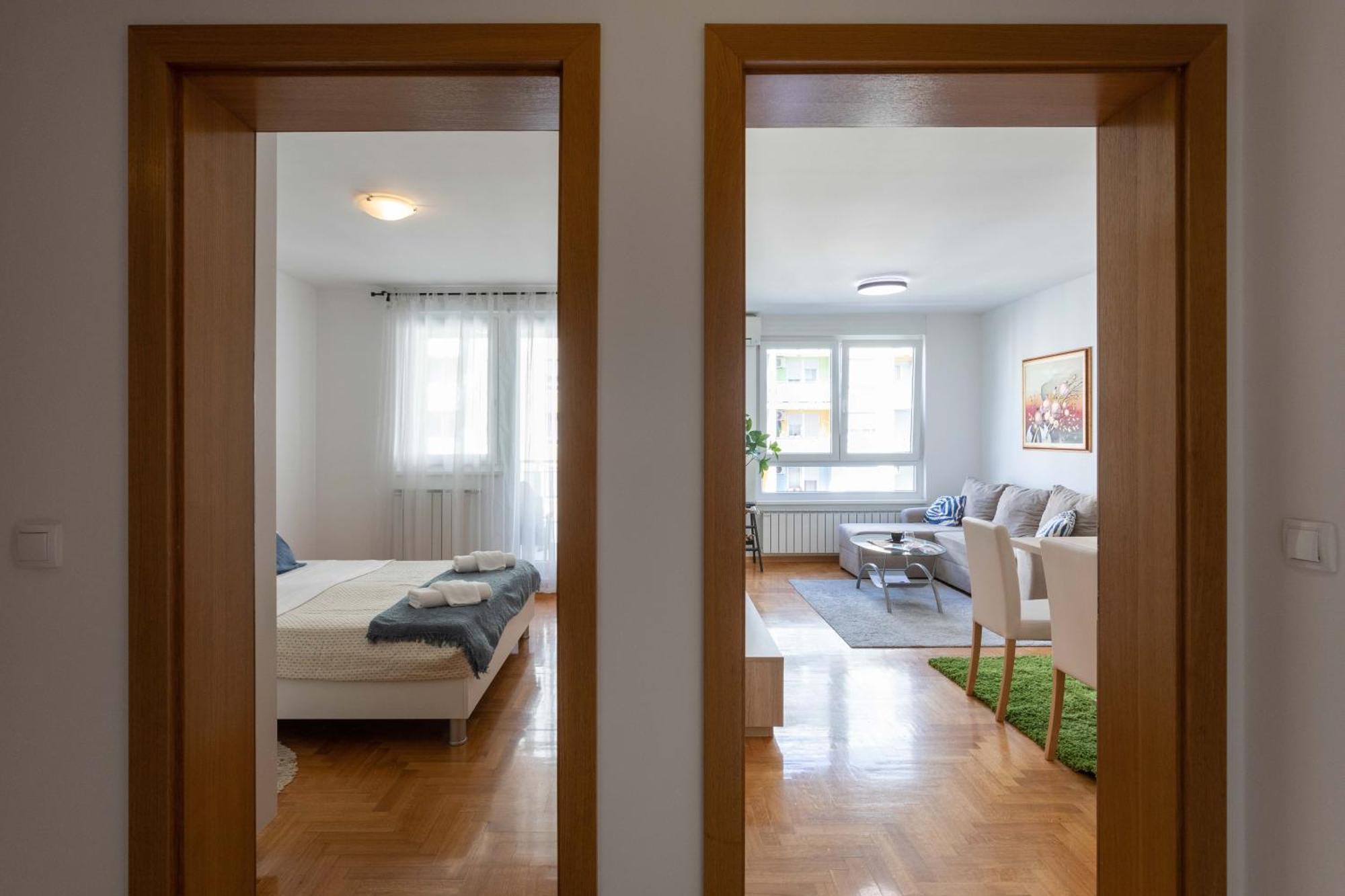 ザグレブSunny 1Bdr With Balcony & Parkingアパートメント エクステリア 写真